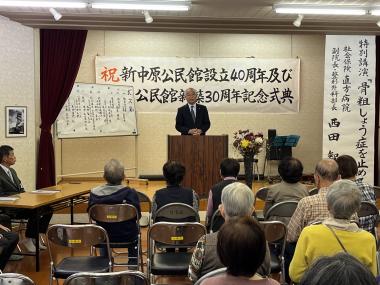 式典で挨拶する大塚市長の写真