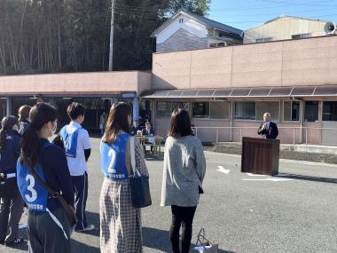ヤングドライバーズコンテストの開会式で挨拶する大塚市長の写真