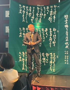 東京鞍陵会で鞍手高校の卒業生に挨拶をする大塚市長の様子