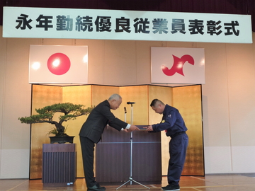表彰された方に感謝状を贈呈する市長の様子