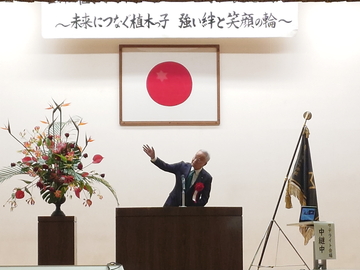 式典で挨拶をする大塚市長の様子