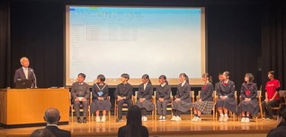 中学生海外派遣事業報告会に出席した市長の様子