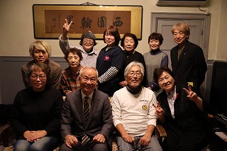 出前トークの集合写真（市長と直方を熱くする会）