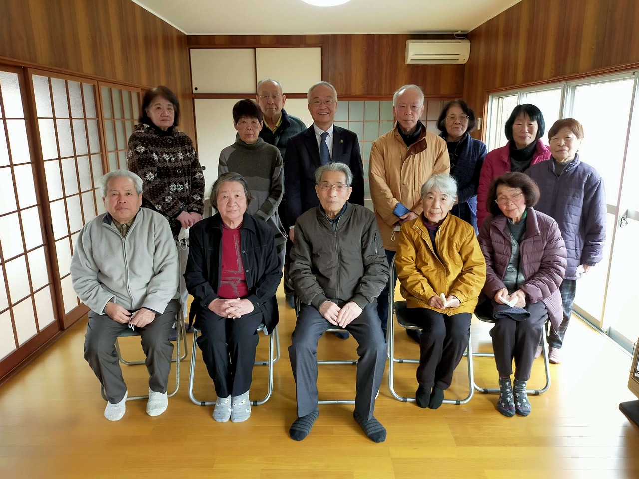 杉山団地安全推進委員会の皆様と市長の写真
