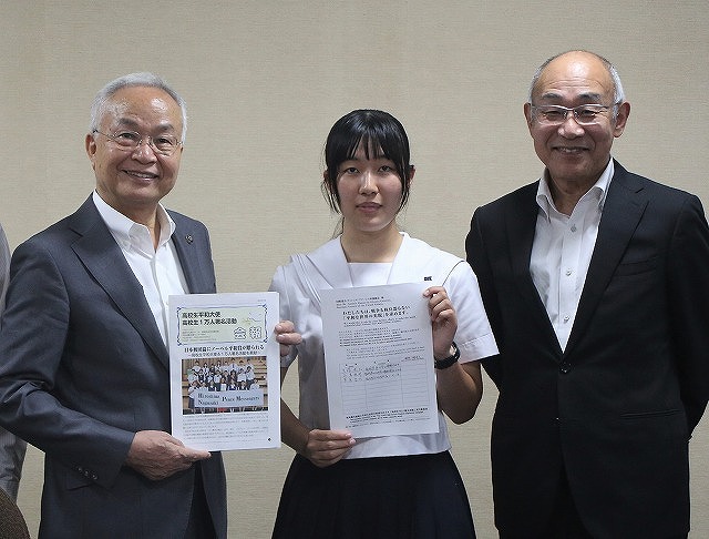 左から、市長、中村さん、山本教育長