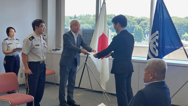 相談員２名に委嘱状を手渡す様子