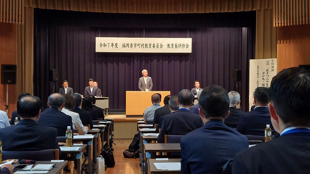 壇上で挨拶をする大塚市長
