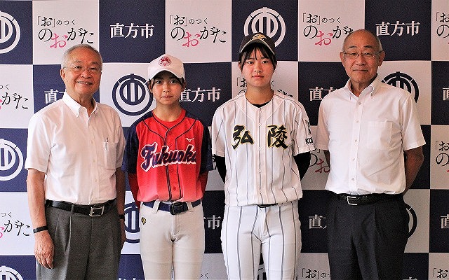 江口姉妹（中央）