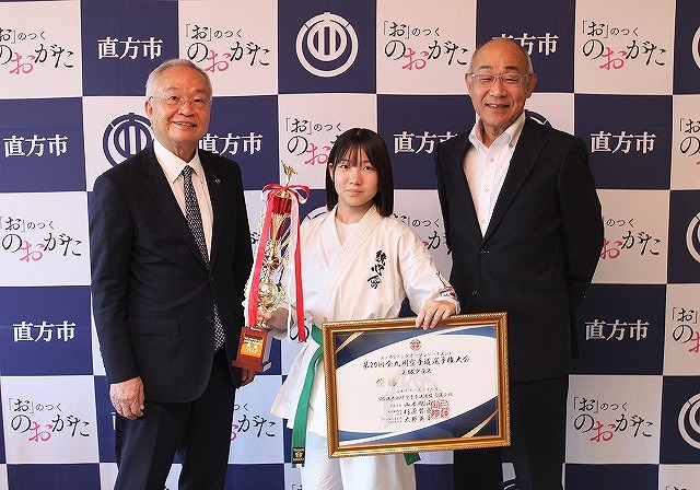 左から、大塚市長、石川さん、山本教育長