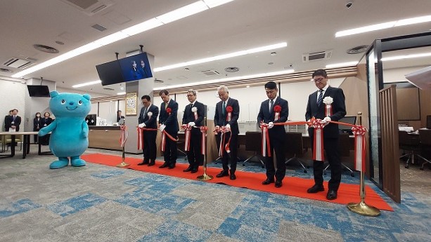 テープカットの様子