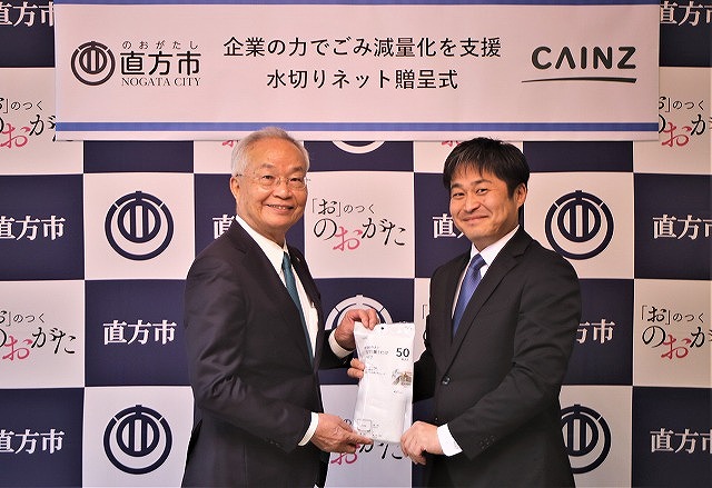 左より、大塚市長、今井店長