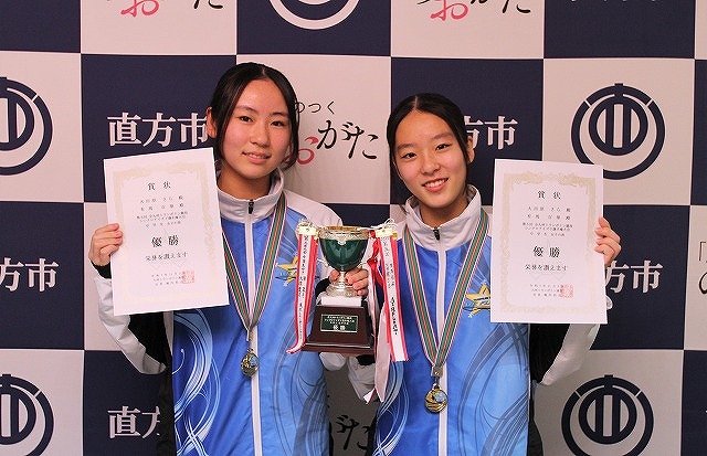 賞状を手に笑顔で