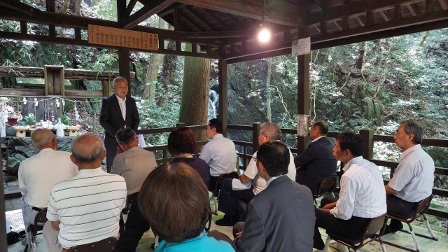 開村式で挨拶をする大塚市長
