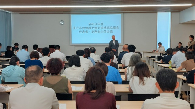参加者へ向けて、挨拶をする大塚市長
