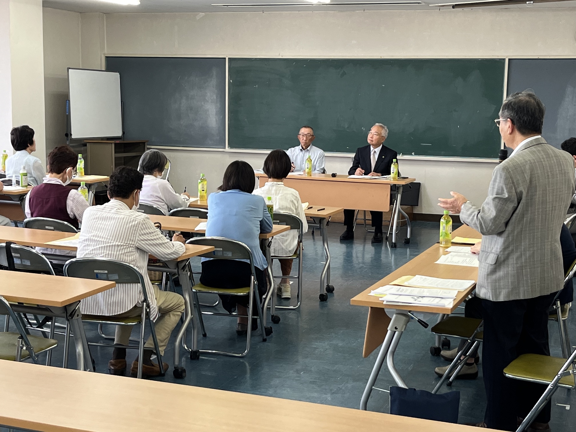 大塚市長が意見交換している写真