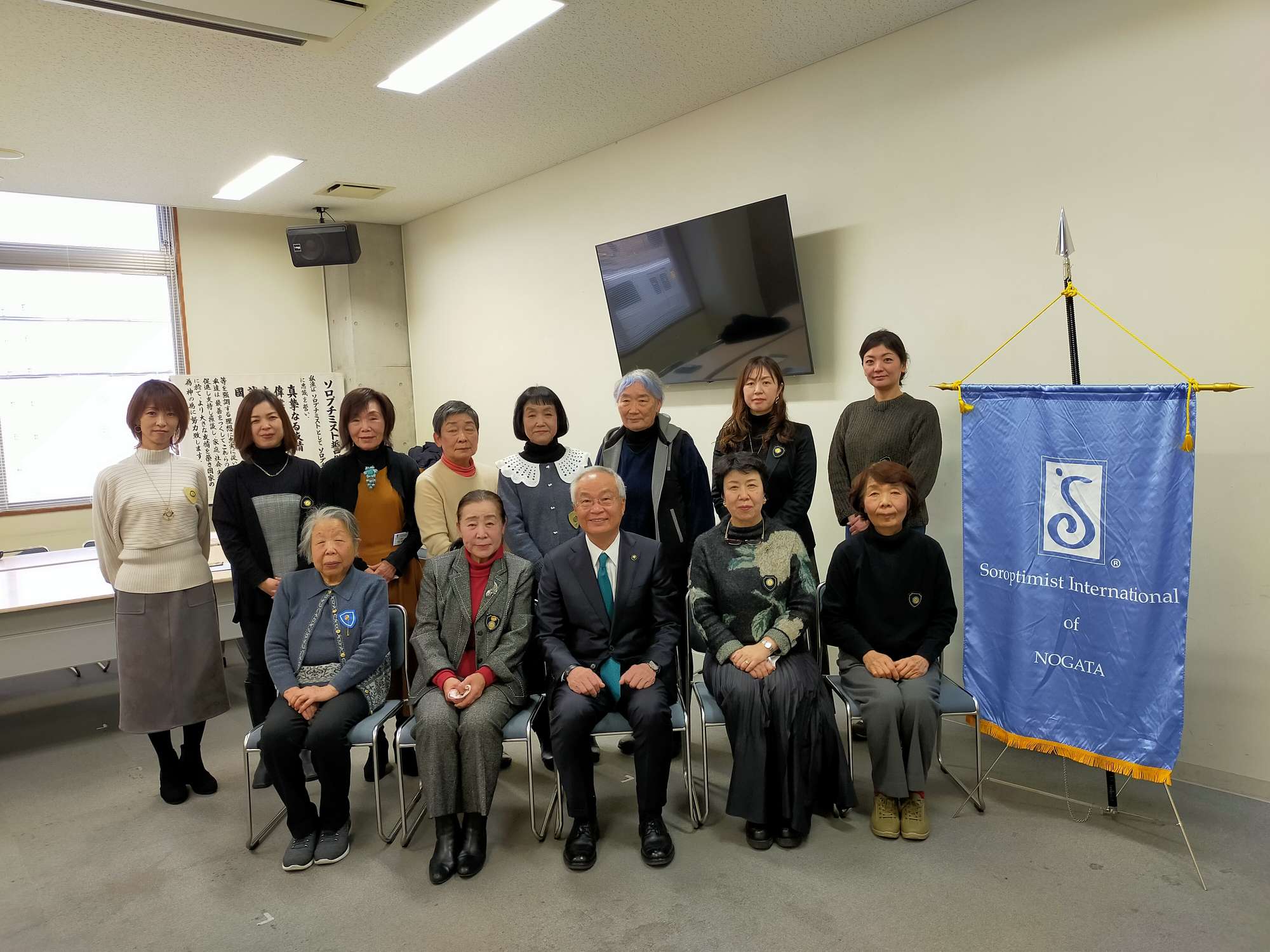 国際ソロプチミスト直方のみなさんと市長の集合写真