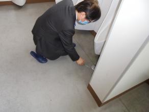 男子トイレの床