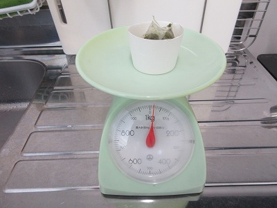 絞って乾燥させたお茶がらの重さを計っている画像です