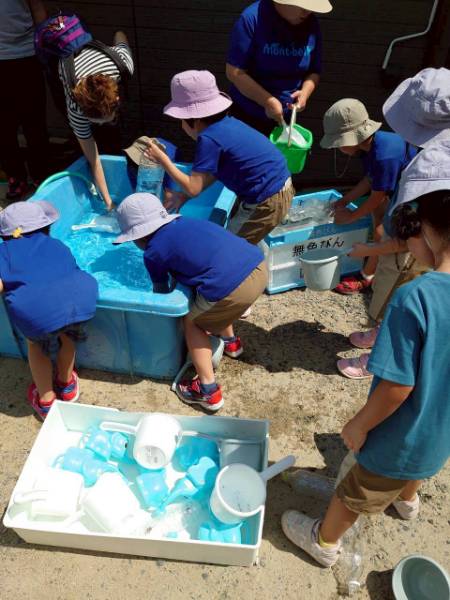 清光寺幼稚園打ち水大作戦の様子