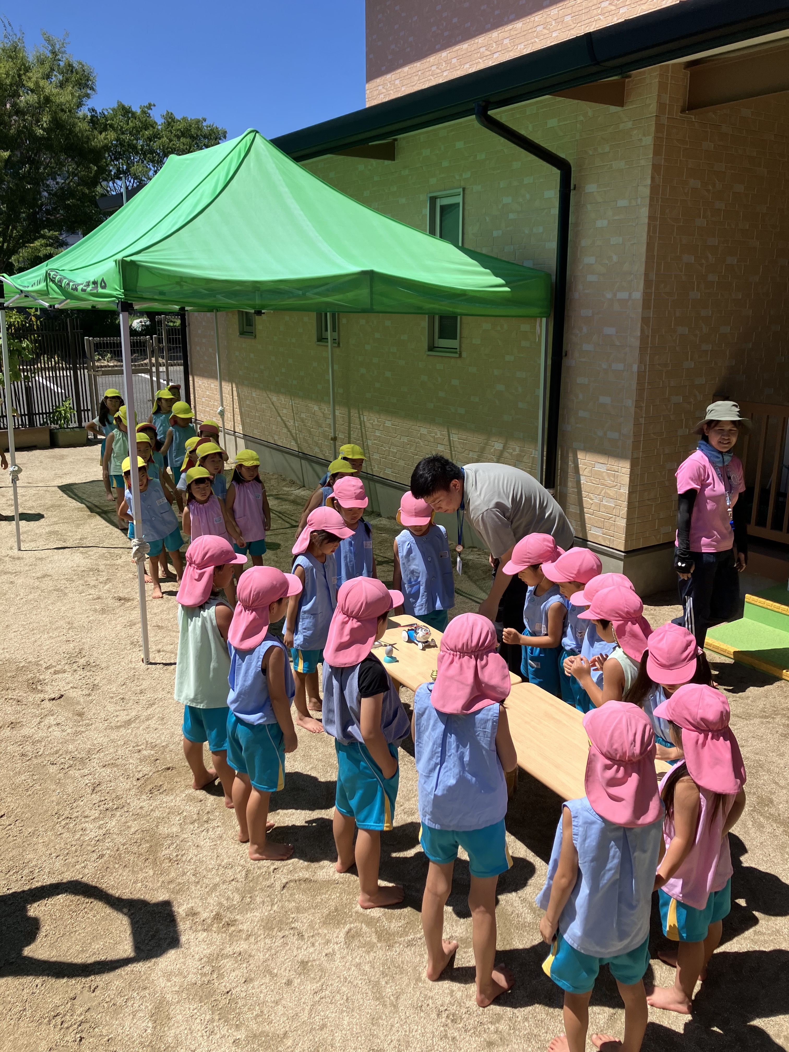 新入ひまわりこども園打ち水大作戦の様子