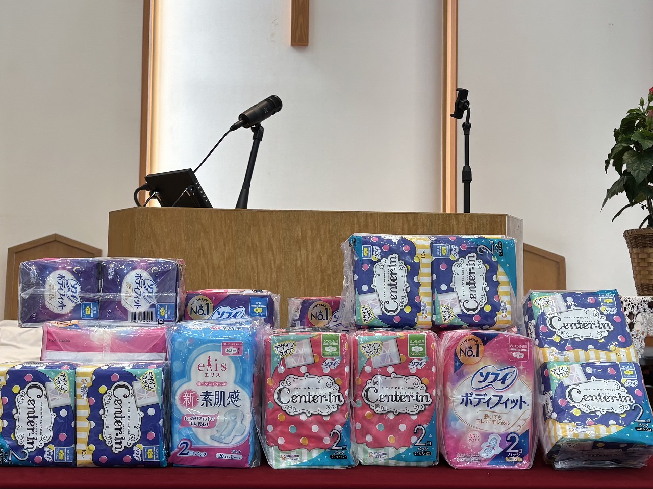 生理用品の贈呈の様子2