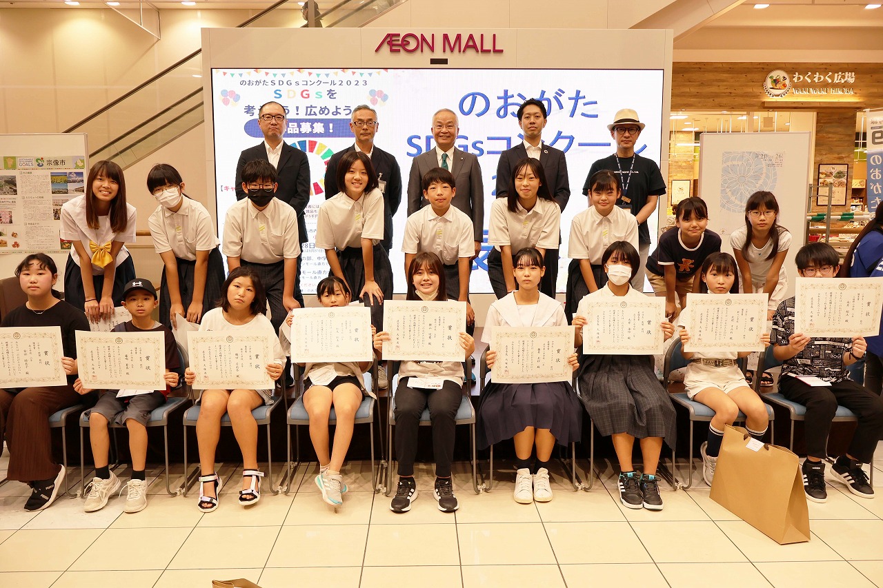 コンクール表彰式の集合写真