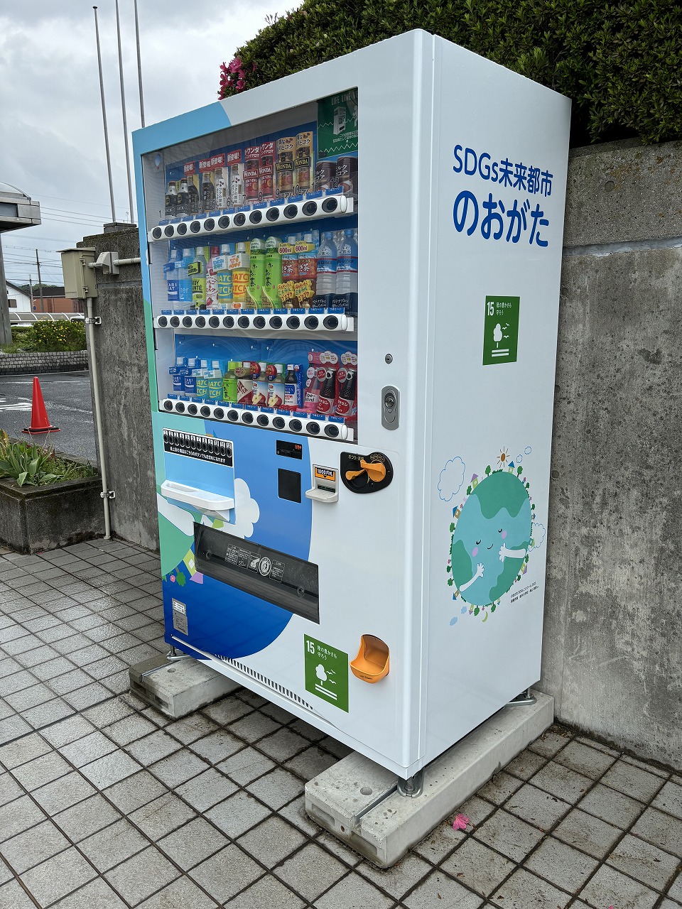 SDGsコンクールPRキャラクター自販機（駐車場）の写真1