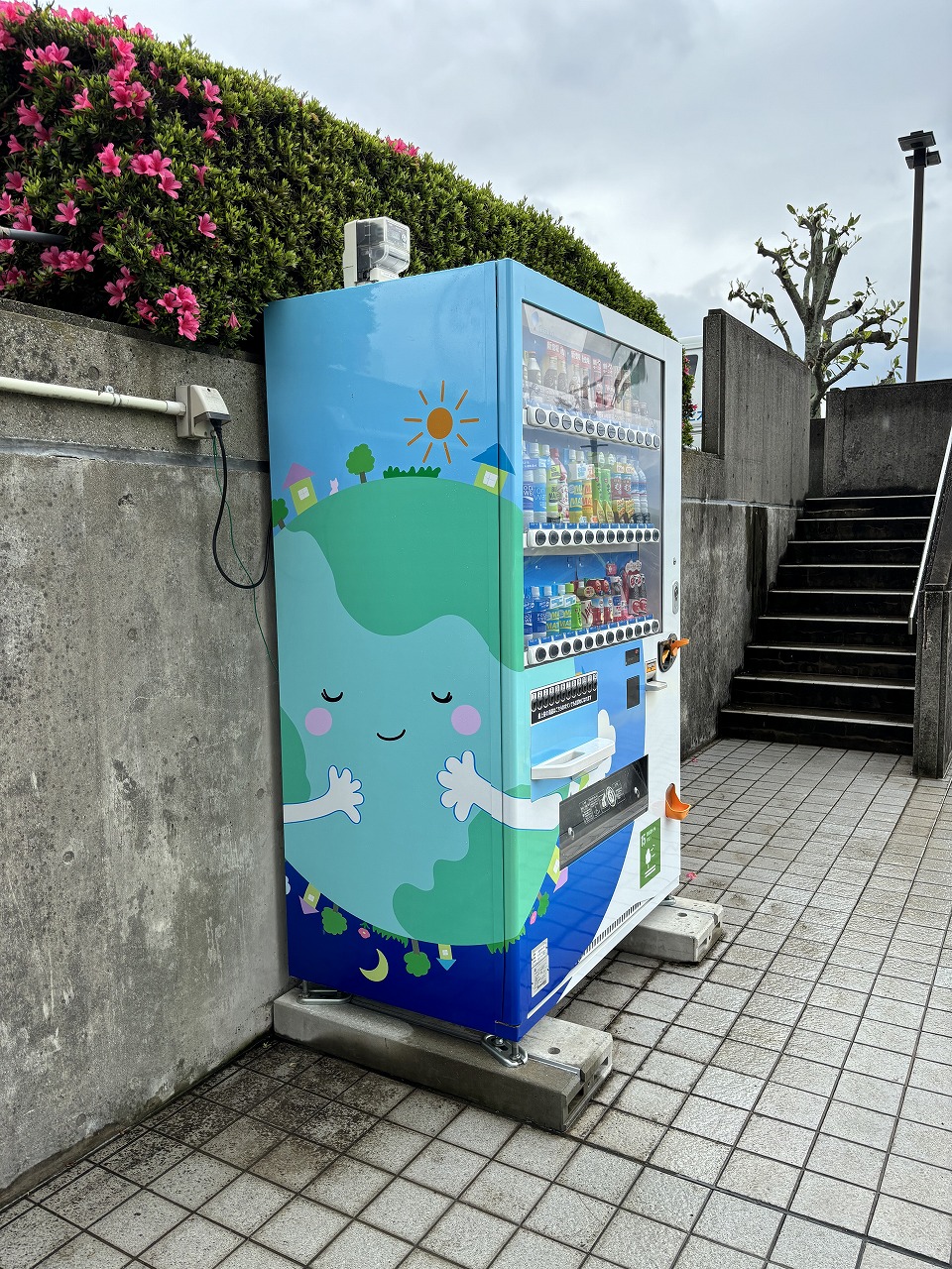 SDGsコンクールPRキャラクター自販機（駐車場）の写真2