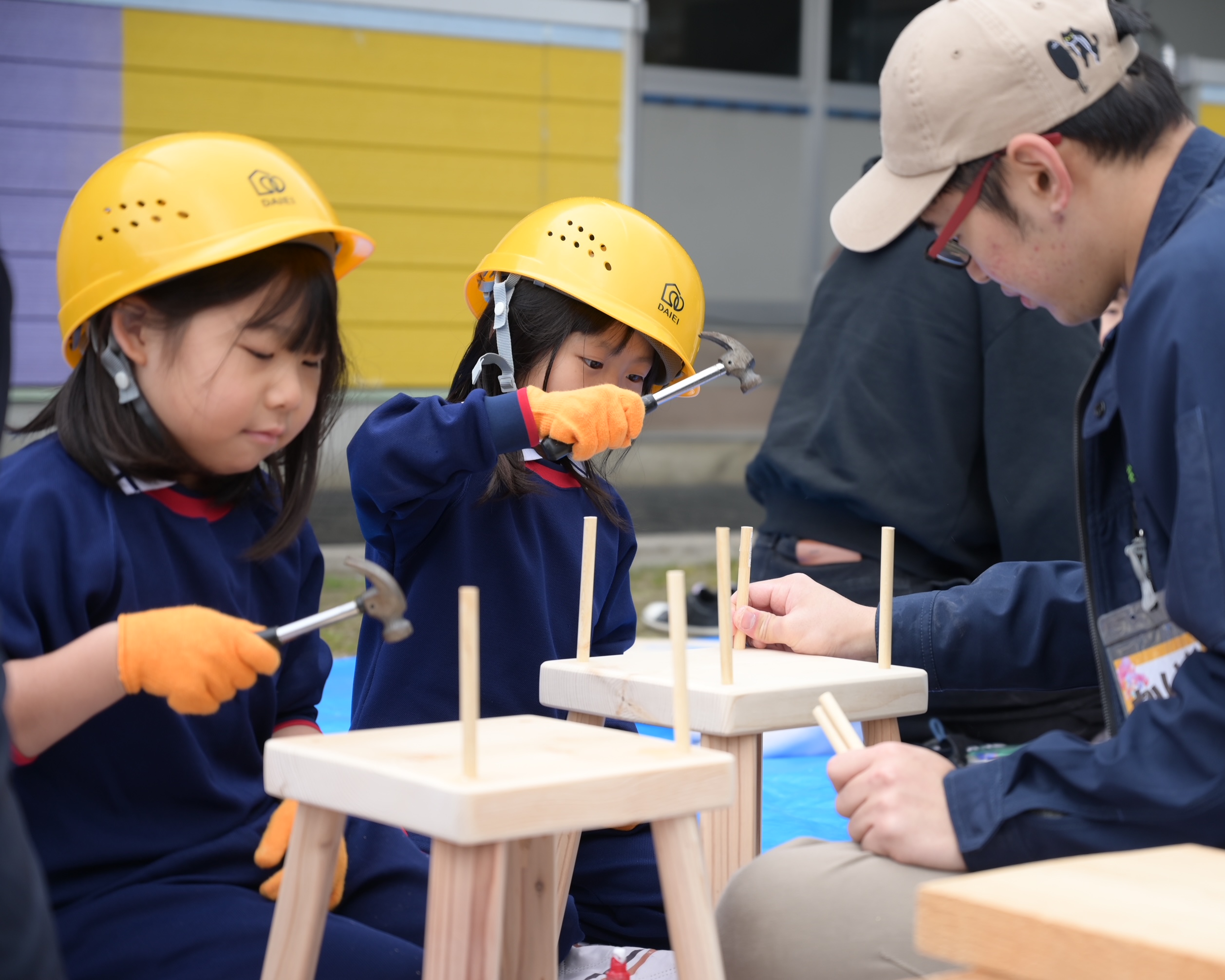 イスを作っている園児達