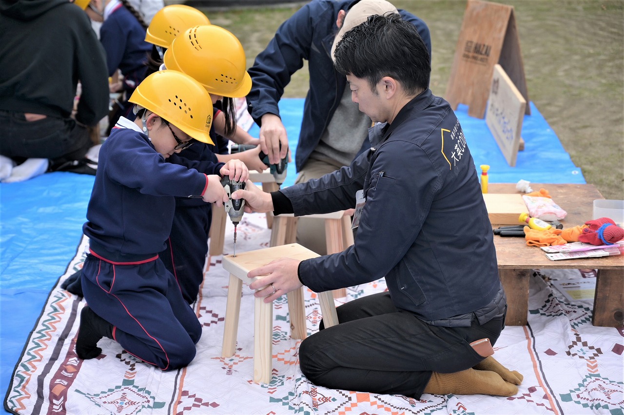 イスを作っている園児達2