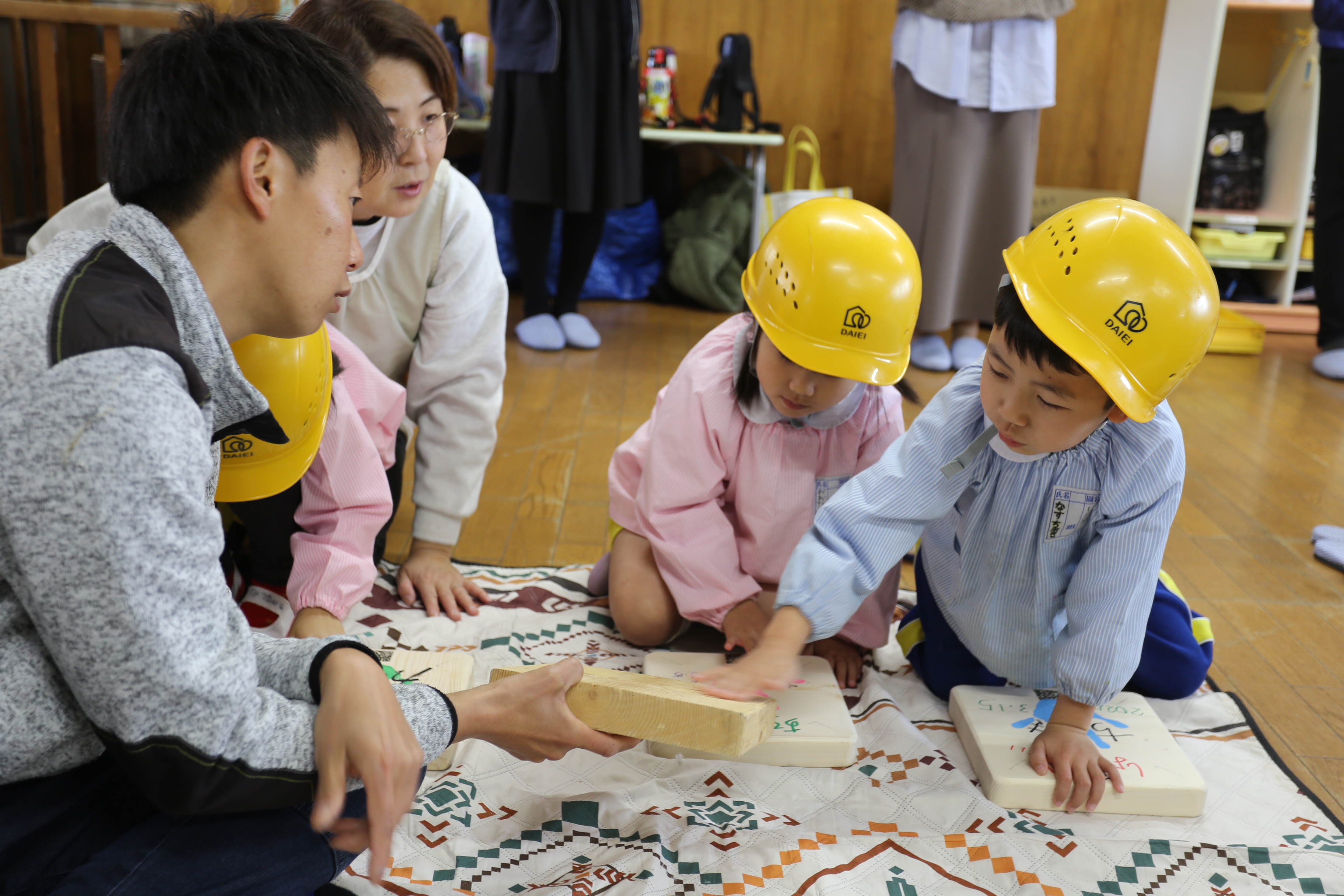 子どもたちがフォトフレーム作成