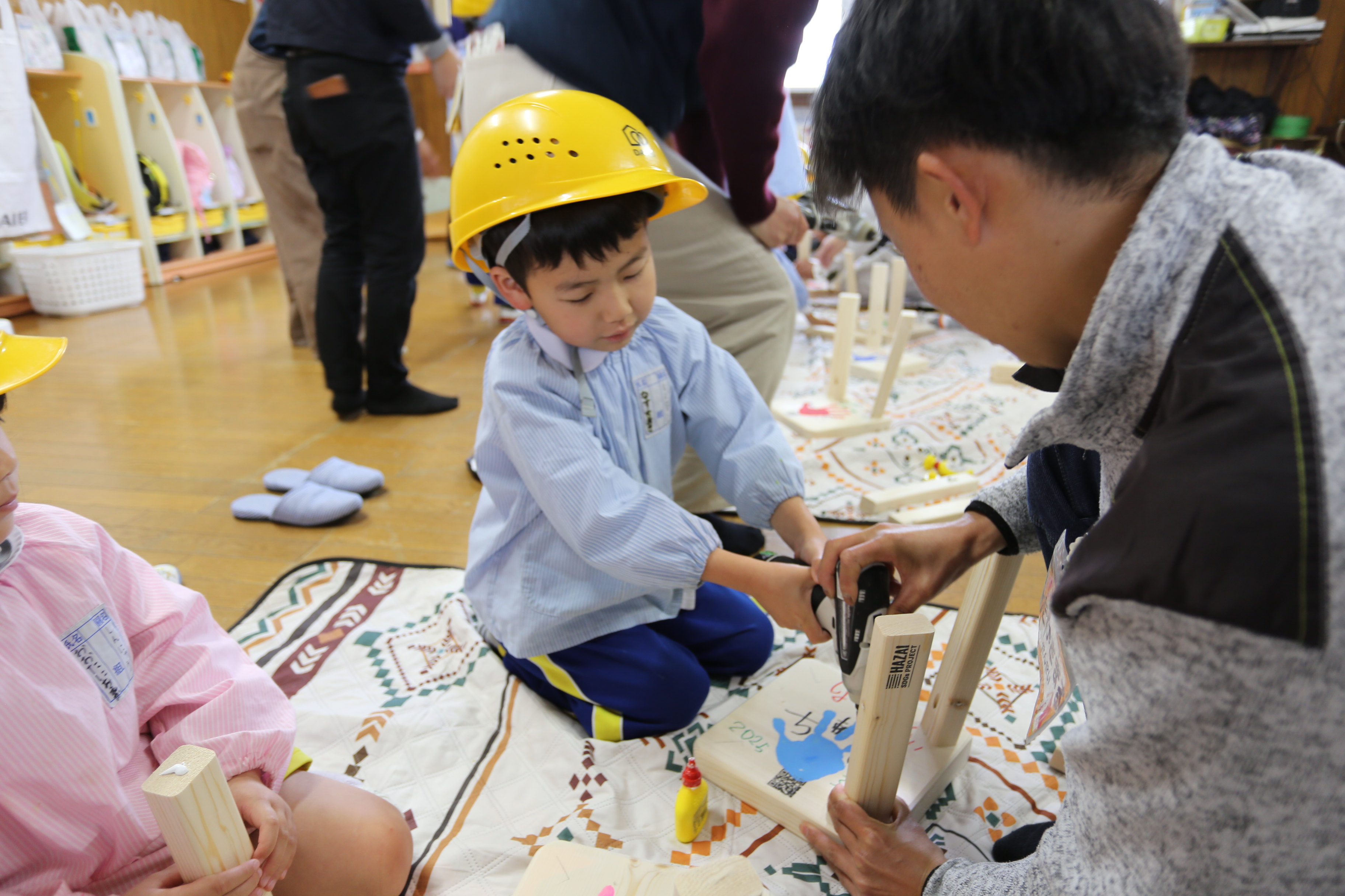 子どもたちが椅子を作成