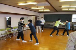 正しい動きを学んでいます。
