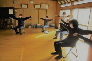 皆で、仲良く体操しています。