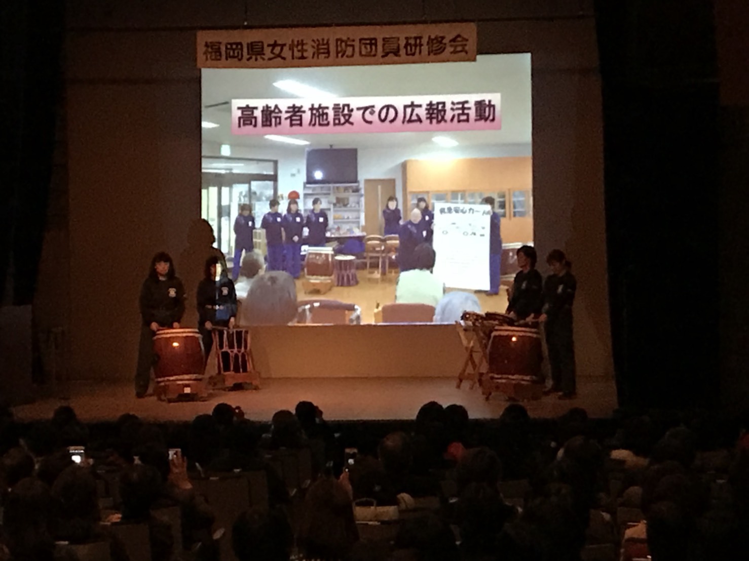 女性消防団員による活動事例発表をしている写真