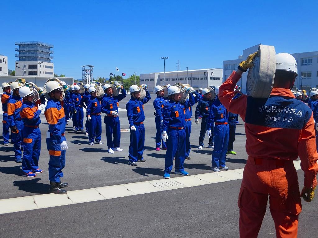 消防学校教官のもと訓練をしている写真