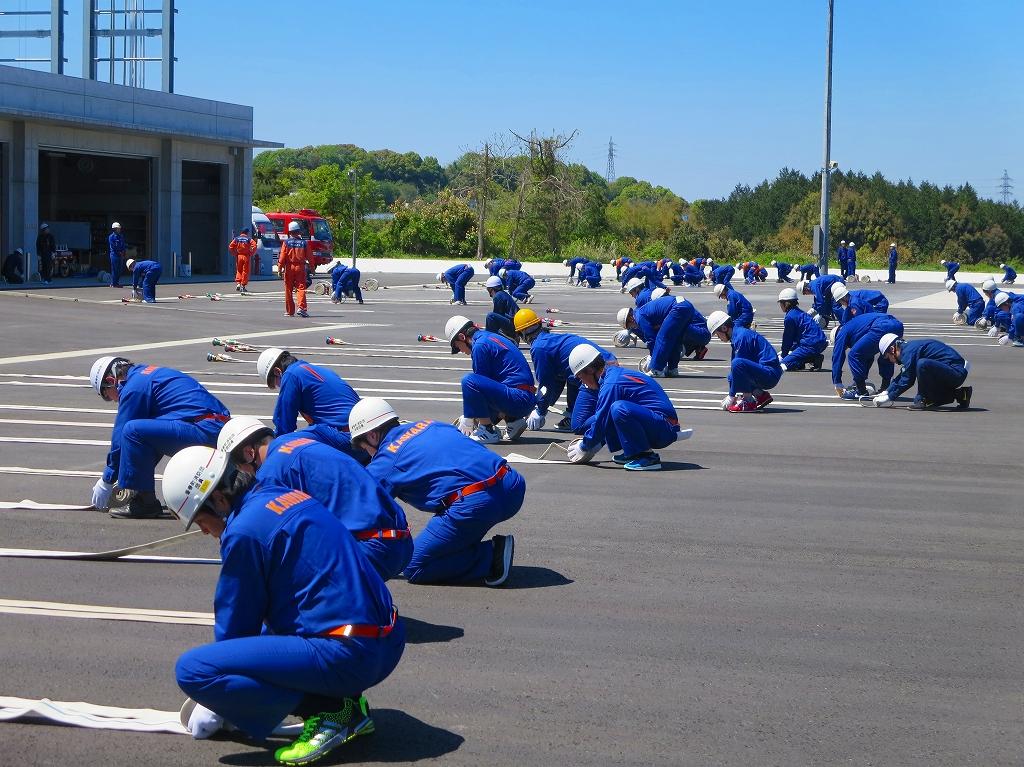 消防学校教官のもと訓練をしている写真