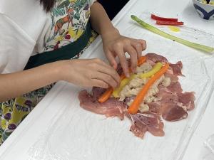 調理風景(鶏肉の上に野菜を並べる) 調理風景(鶏肉の上に野菜を並べる)