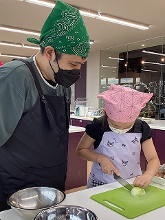 玉ねぎをカットする子どもさん