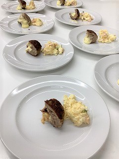 シェフがつくった料理を試食用に小分けしてお皿に盛り付け