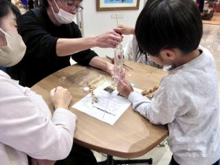 ボトルに入れる花材を選ぶ参加者2