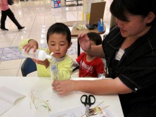 ボトルに専用のオイルを入れる参加者2