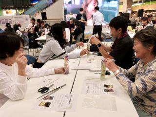 ボトルに専用のオイルを入れる参加者