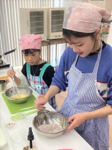 クレープ生地をつくる親子