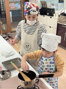 ブルーベリーソースをつくる親子