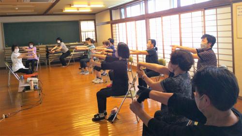 ②腕を曲げて力を入れて、頑張りましょう。