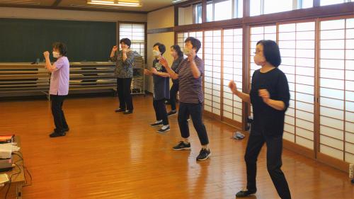 ③先生の手本で、皆、真剣に頑張っています。