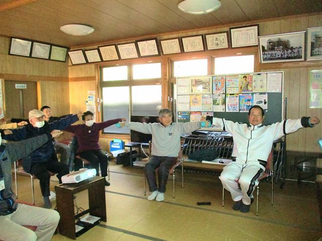 皆さんいきいきとDVDを観ながら体操