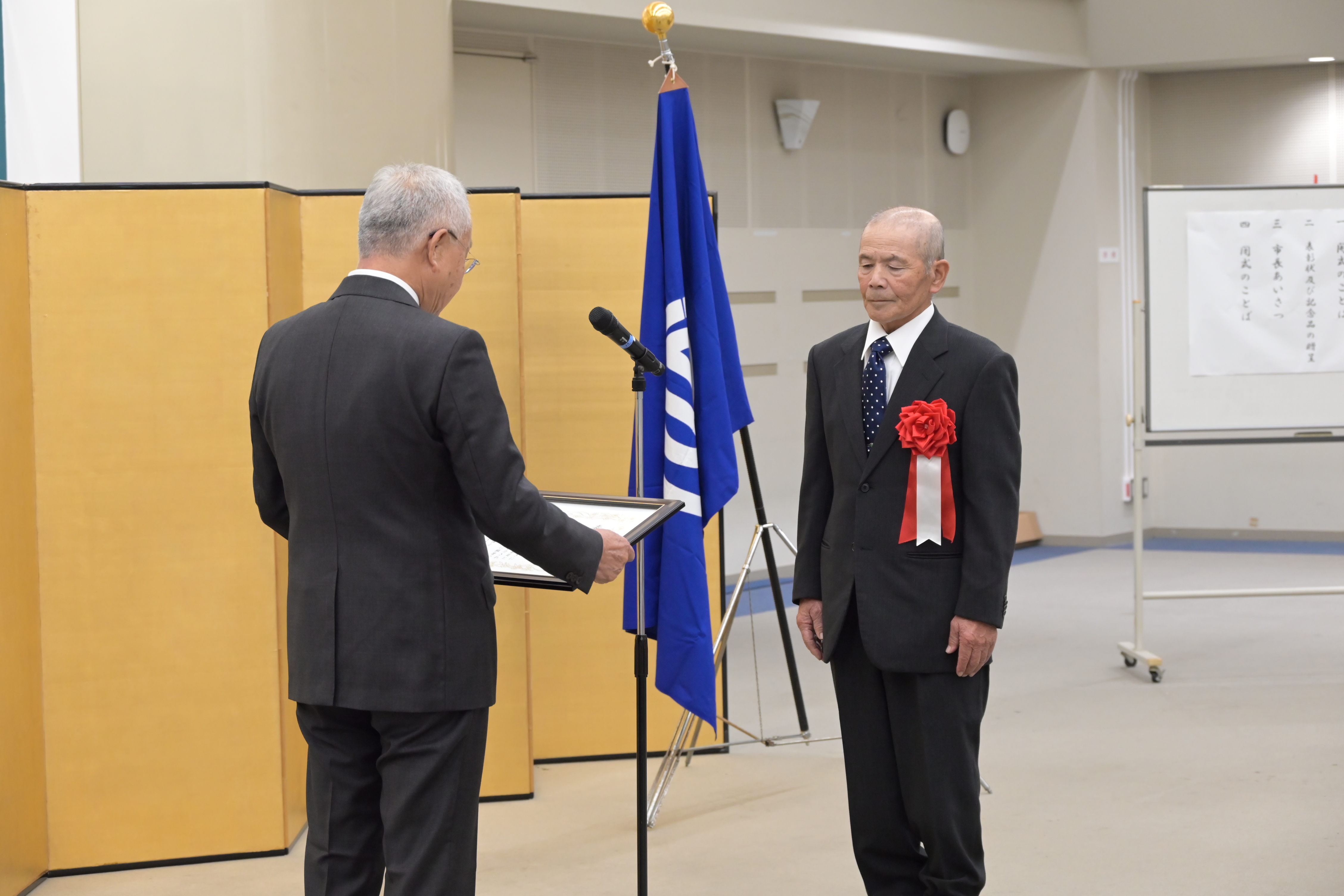 森田さんへ賞状を授与