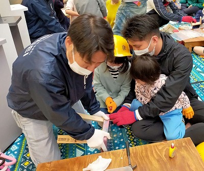 大工を体験する園児